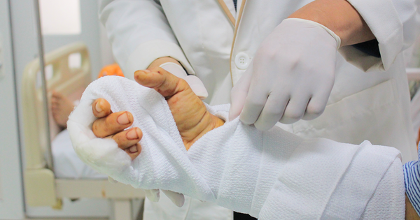 Bưng bể c&aacute; va v&agrave;o cửa, nam thanh ni&ecirc;n bị đứt động mạch cổ tay