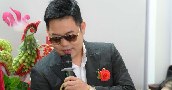 Ca sĩ Quang L&ecirc; x&aacute;ch giỏ l&aacute;t đi h&aacute;t đ&aacute;m cưới