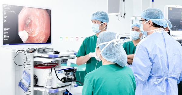 Người đ&agrave;n &ocirc;ng ngủ ngồi suốt 2 năm