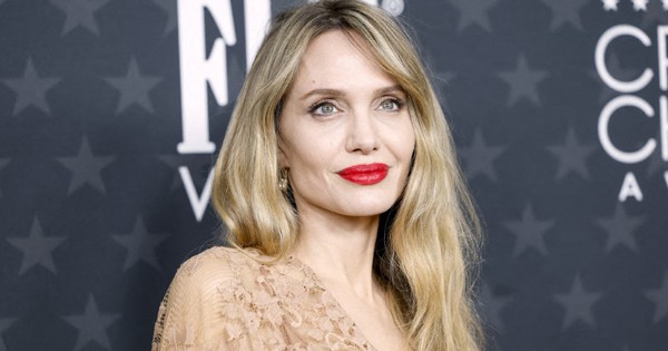 Bạn b&egrave; th&uacute;c giục Angelina Jolie quay lại với chồng cũ Jonny Lee Miller