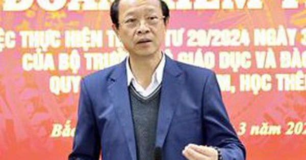 Thứ trưởng Bộ GD-ĐT: 'Kh&ocirc;ng thể n&oacute;i gi&aacute;o vi&ecirc;n giảm thu nhập v&igrave; kh&ocirc;ng dạy th&ecirc;m'