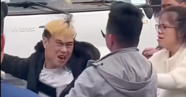 Tạm giữ thanh ni&ecirc;n t&oacute;c v&agrave;ng đ&aacute;nh người sau va chạm giao th&ocirc;ng tại Hải Ph&ograve;ng