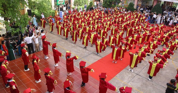 'Gi&aacute;o vi&ecirc;n phải ở trường l&agrave;m từ 7 giờ 30 tới 16 giờ 30, đ&uacute;ng hay sai?'