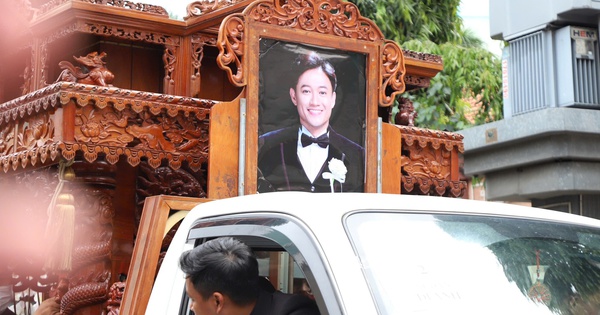 L&ecirc; Phương viếng nghệ sĩ Qu&yacute; B&igrave;nh, gia đ&igrave;nh nghẹn ng&agrave;o n&oacute;i lời từ biệt