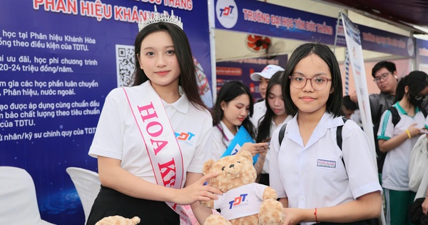 'Chen ch&acirc;n' đến với gian h&agrave;ng Tư vấn m&ugrave;a thi tại phố biển Nha Trang