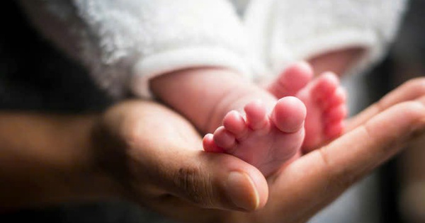 Nhận nu&ocirc;i trẻ sơ sinh trước Bệnh viện Từ Dũ rồi t&igrave;m người b&aacute;n lại