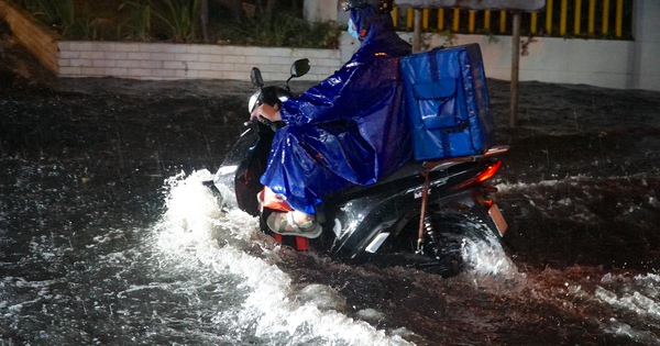 Phố ‘nhà giàu’ Thảo Điền lại ngập lênh láng sau cơn mưa trái mùa chiều nay