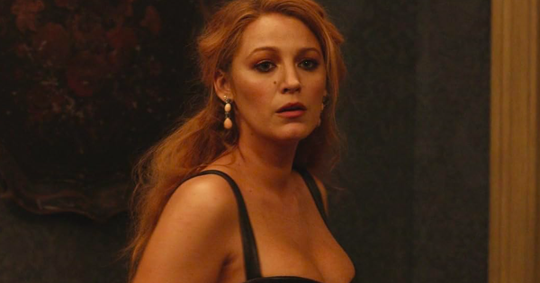 Blake Lively bị &eacute;p đ&oacute;ng cảnh 'gần như khỏa th&acirc;n'?