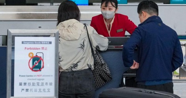 Tranh c&atilde;i khi h&atilde;ng h&agrave;ng kh&ocirc;ng cấm phi c&ocirc;ng v&agrave; tiếp vi&ecirc;n mang theo sạc dự ph&ograve;ng