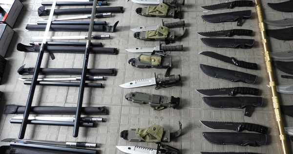 Ph&aacute;t hiện kho hung kh&iacute;, vũ kh&iacute; trong đường d&acirc;y l&agrave;m giả bằng cấp