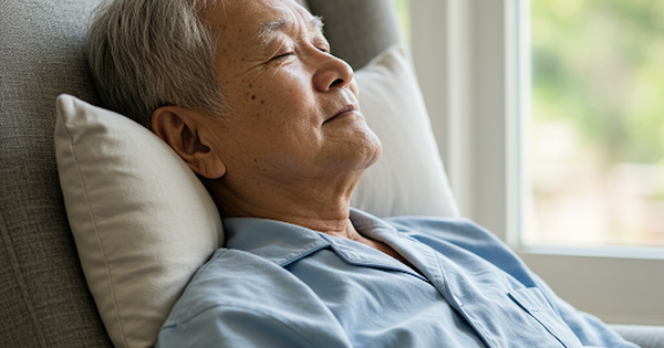 Ng&agrave;y mới với tin tức sức khỏe: Mẹo c&oacute; thể gi&uacute;p người lớn tuổi dễ ngủ hơn