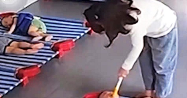 X&aacute;ch ngược trẻ đ&aacute;nh đập d&atilde; man: Th&ecirc;m 1 ch&aacute;u b&eacute; bị nh&eacute;t c&acirc;y nhựa v&agrave;o miệng