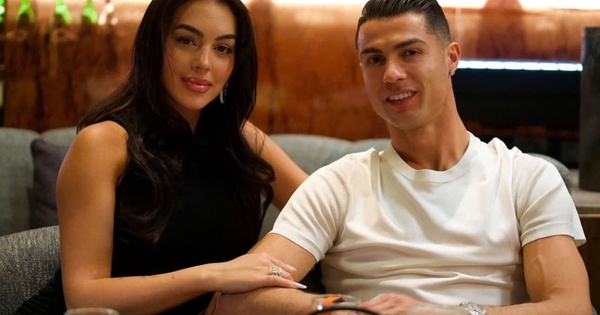 Bạn g&aacute;i Cristiano Ronaldo khoe nhẫn đ&iacute;nh h&ocirc;n?