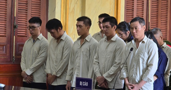 Vụ cựu c&aacute;n bộ c&ocirc;ng an bu&ocirc;n lậu: Đề nghị phạt t&ugrave; từ 7 - 14 năm đối với 26 bị c&aacute;o