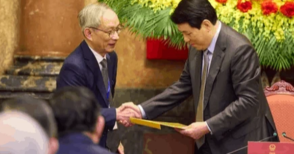 Nh&agrave; gi&aacute;o Nguyễn Xu&acirc;n Khang tặng Chủ tịch nước Lương Cường 'bức ảnh đặc biệt'