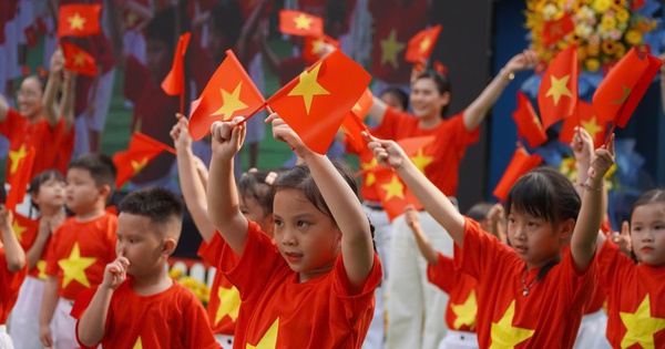 Mầm non TP.HCM đồng diễn từ c&aacute;c điểm cầu với cờ đỏ sao v&agrave;ng rực rỡ