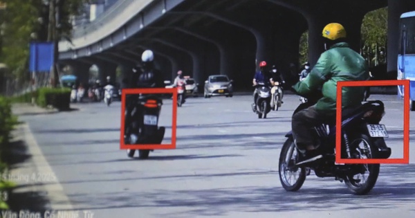 H&agrave; Nội: Xe m&aacute;y vượt đ&egrave;n đỏ, đi ngược chiều bị phạt nguội