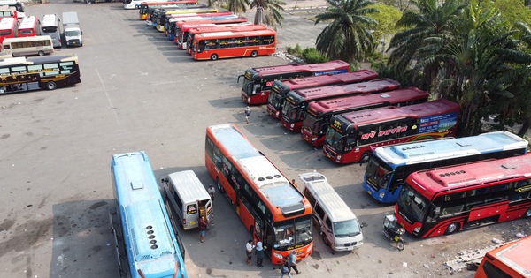 Xe kh&aacute;ch chạy loạn xạ ở TP.HCM