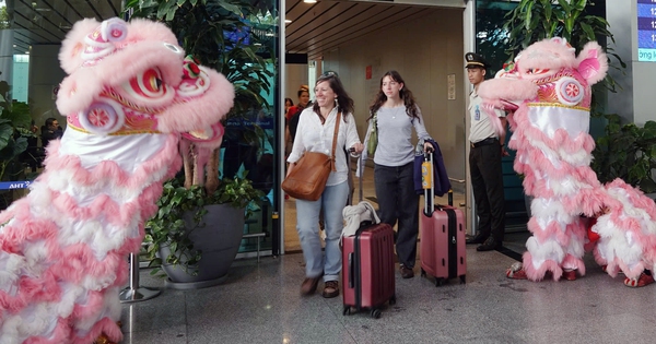 Kh&aacute;ch Trung &Aacute; mở cửa &#039;thi&ecirc;n đường nhiệt đới&#039; Đ&agrave; Nẵng, tiến v&agrave;o di sản miền Trung