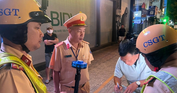 Xe kh&aacute;ch chạy loạn xạ, C&ocirc;ng an TP.HCM chỉ đạo xem x&eacute;t tr&aacute;ch nhiệm chỉ huy