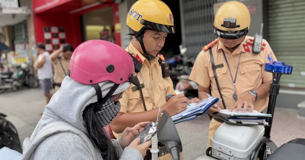 Chờ đổi bằng l&aacute;i xe: Xuất tr&igrave;nh với CSGT thế n&agrave;o để kh&ocirc;ng bị phạt?