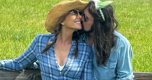 Elizabeth Hurley c&ocirc;ng khai hẹn h&ograve; cha của Miley Cyrus