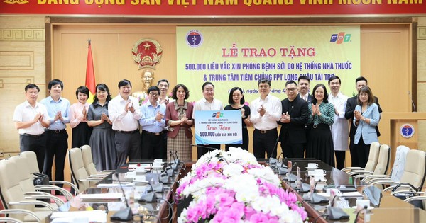 FPT Long Ch&acirc;u đồng h&agrave;nh c&ugrave;ng Bộ Y tế, trao tặng nửa triệu liều vắc xin sởi