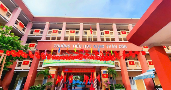 Trường học rợp b&oacute;ng cờ đỏ sao v&agrave;ng mừng 50 năm Ng&agrave;y đất nước thống nhất