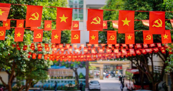 Khu&ocirc;n vi&ecirc;n trường đại học đẹp lộng lẫy với &lsquo;đường cờ Tổ quốc&rsquo;