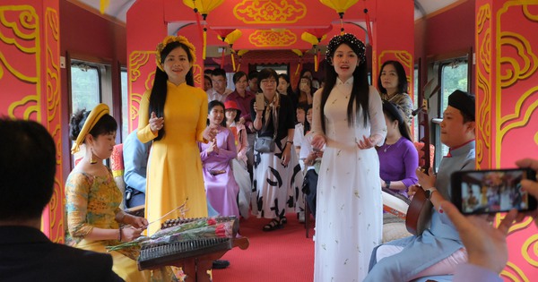 Lễ 30.4 - 1.5: Đ&agrave; Nẵng thả chim bồ c&acirc;u h&ograve;a b&igrave;nh đ&oacute;n đo&agrave;n t&agrave;u thống nhất