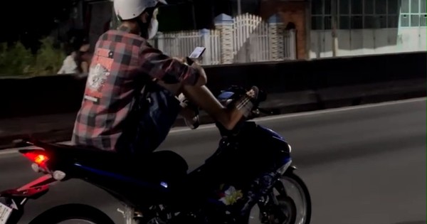 Tiền Giang: Xử phạt người l&aacute;i xe m&aacute;y bằng ch&acirc;n, tay th&igrave; bấm điện thoại