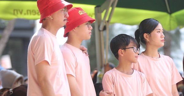 L&acirc;m Vỹ Dạ kh&oacute;c nghẹn trước c&ocirc; b&eacute; mồ c&ocirc;i nương tựa v&agrave;o người b&agrave; 77 tuổi