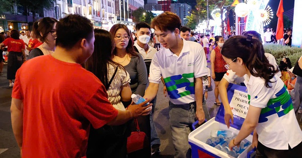 Pharmacity ph&aacute;t tặng 30.000 chai nước suối phục vụ người d&acirc;n dịp lễ 30.4