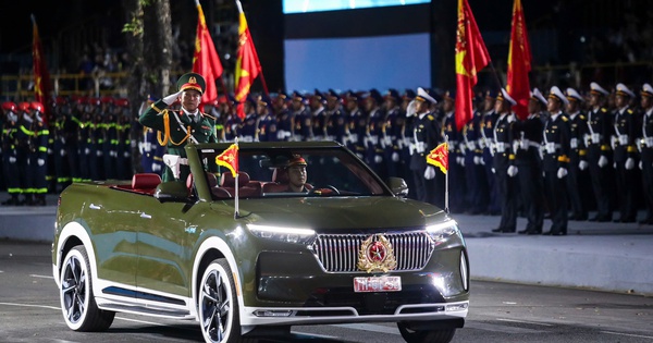 Ngắm d&agrave;n xe mui trần VF9 trong buổi hợp luyện diễu binh tại TP.HCM