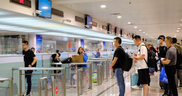 Việt Nam n&ecirc;n miễn visa cho kh&aacute;ch n&agrave;o?