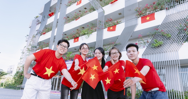 50 năm đất nước thống nhất: Trường học rực rỡ kho&aacute;c '&aacute;o mới' lan tỏa l&ograve;ng y&ecirc;u nước