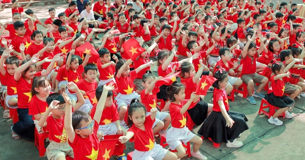 Học sinh TP.HCM mặc &aacute;o cờ Tổ quốc, trường lớp rực rỡ ch&agrave;o 30.4