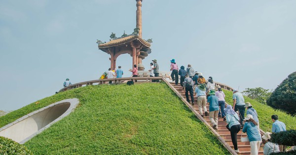 D&ograve;ng người th&agrave;nh k&iacute;nh viếng hương tại Th&agrave;nh cổ Quảng Trị dịp 30.4