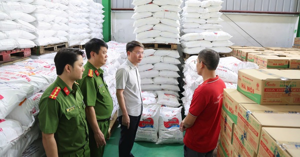 Cận cảnh 71.000 l&iacute;t dầu ăn, 40 tấn m&igrave; ch&iacute;nh v&agrave; 22 tấn hạt n&ecirc;m giả