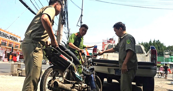 Ph&aacute;t hiện xe m&aacute;y bể n&aacute;t nằm tr&ecirc;n đường, kh&ocirc;ng r&otilde; nguy&ecirc;n nh&acirc;n