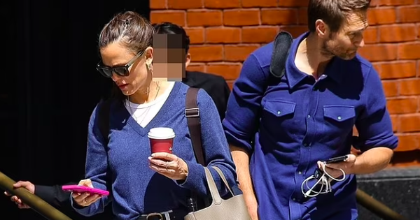 Jennifer Garner s&aacute;nh vai b&ecirc;n người y&ecirc;u sau tin đồn t&aacute;i hợp Ben Affleck
