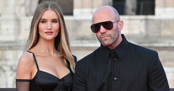 'Thi&ecirc;n thần' Rosie Huntington-Whiteley kể cuộc sống hạnh ph&uacute;c b&ecirc;n 'người vận chuyển' Jason Statham