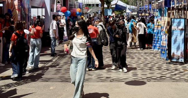 Kh&aacute;ch đội nắng t&igrave;m tour khuyến m&atilde;i ở Ng&agrave;y hội Du lịch TP.HCM