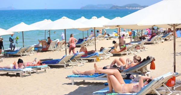 Kh&aacute;ch Nga tắm k&iacute;n biển Nha Trang giữa trưa nắng