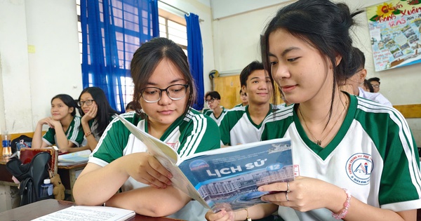 Thi tốt nghiệp THPT 2025 c&ugrave;ng l&uacute;c 2 chương tr&igrave;nh, c&aacute;c sở GD-ĐT lo lắng