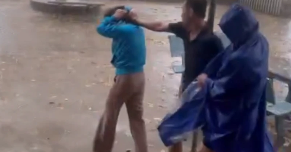 Tạm giữ phụ huynh x&ocirc;ng v&agrave;o trường h&agrave;nh hung nữ gi&aacute;o vi&ecirc;n