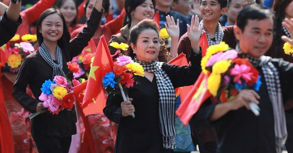 Khoảnh khắc ấn tượng của NSND Thoại Mi&ecirc;u, NSƯT Kim Tử Long tại lễ diễu h&agrave;nh 30.4