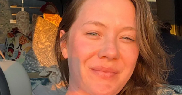 Con g&aacute;i Tom Hanks tiết lộ tuổi thơ &lsquo;bạo lực, thiếu thốn, hỗn loạn&rsquo; trong hồi k&yacute;