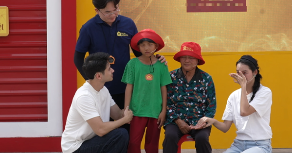 Đại Nghĩa, Tuấn Ngọc x&oacute;t xa b&agrave; cụ 70 tuổi b&aacute;n v&eacute; số nu&ocirc;i ch&aacute;u mồ c&ocirc;i