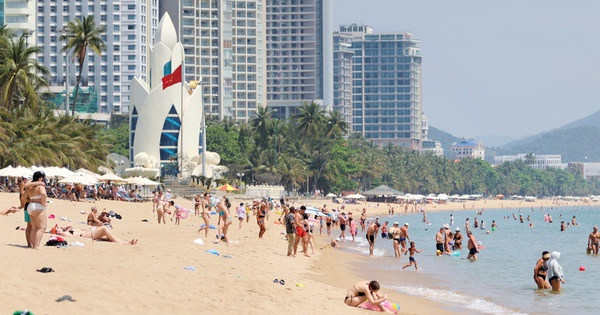 Kh&aacute;ch Nga dồn dập trở lại Kh&aacute;nh H&ograve;a